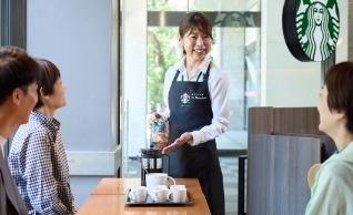 ブラックエプロンを着用した店員_invy